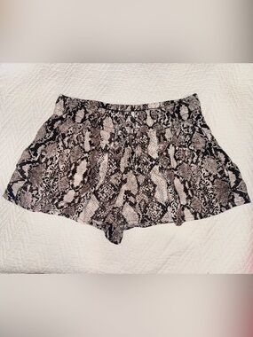 👑 NWOT Size M Express Pink and Black Snake-Print Shorts